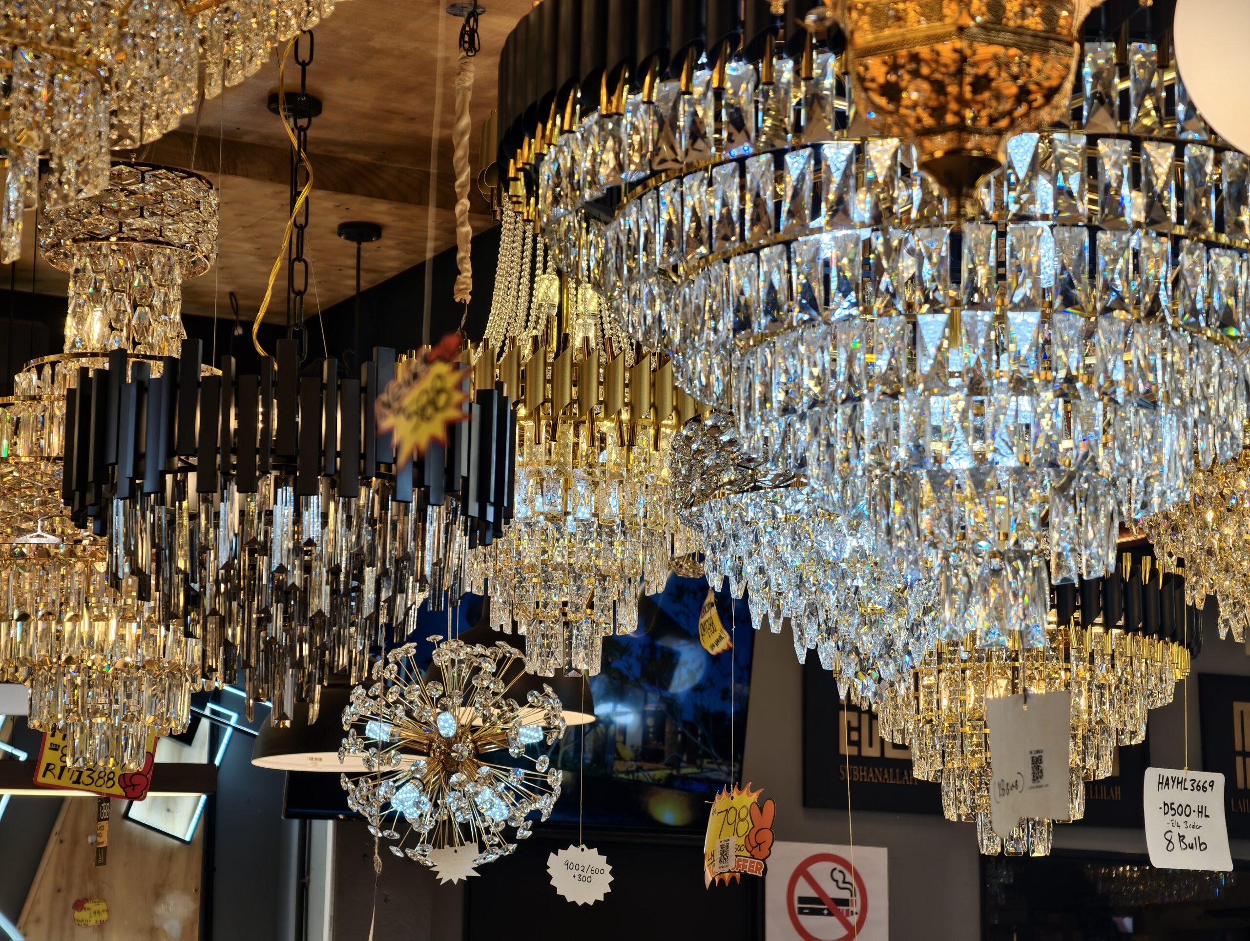 Chandelier di showroom