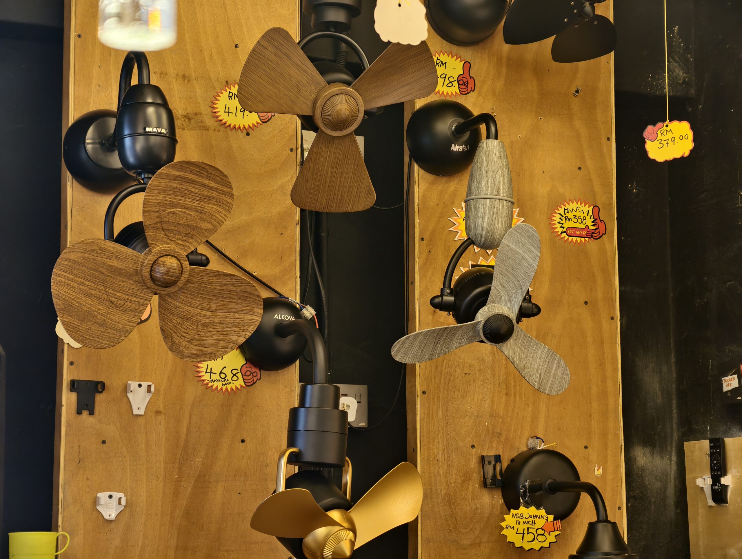 Kipas siling di showroom