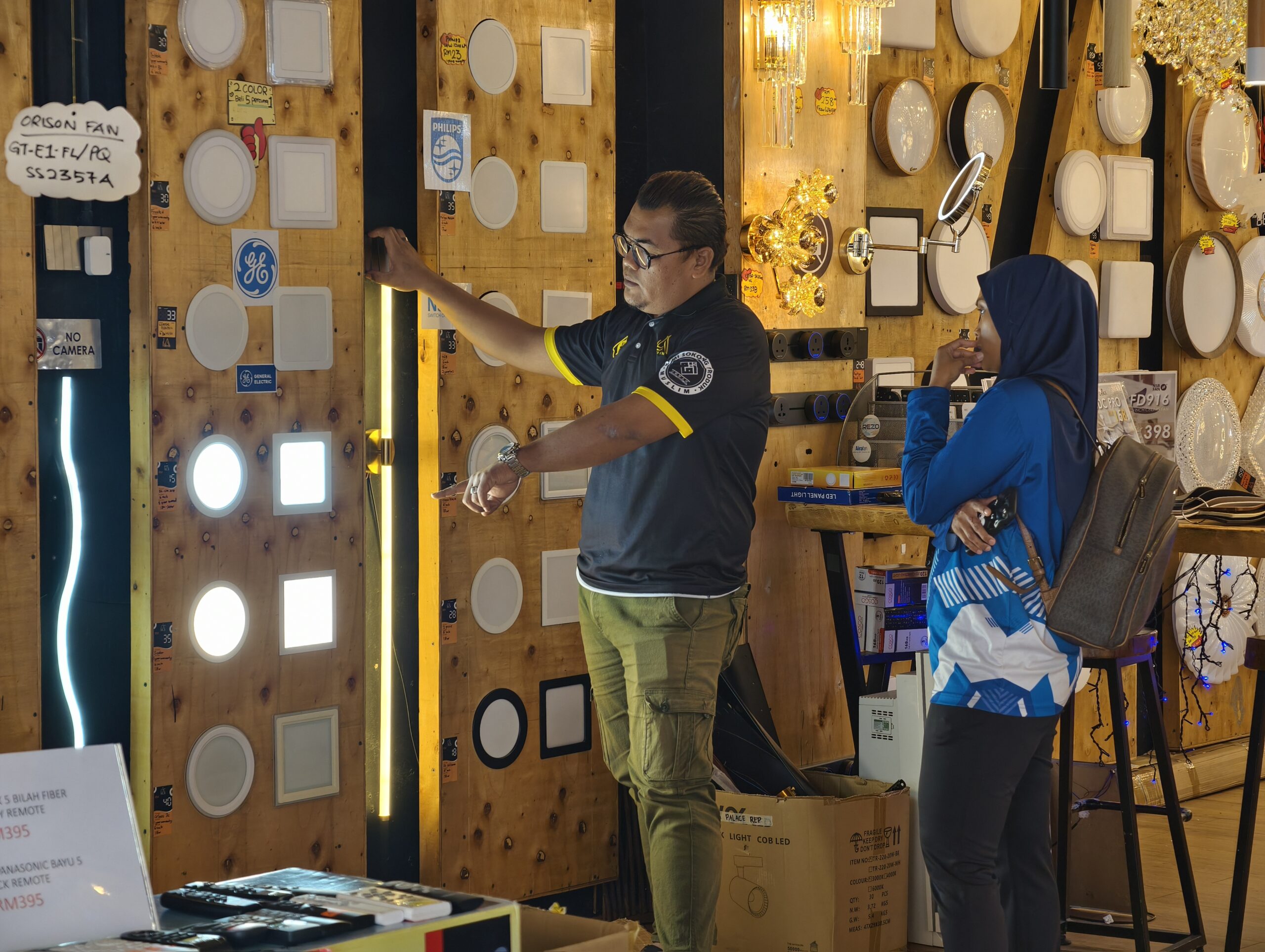 Pelanggan melihat pilihan lampu
